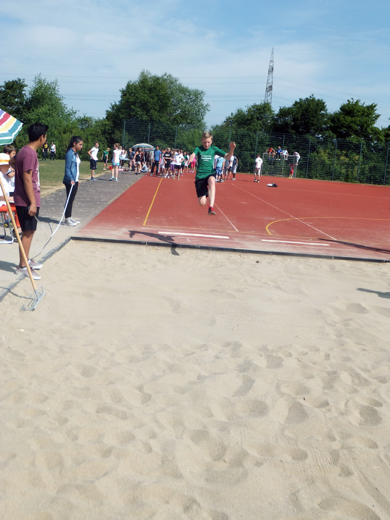 2013-09 Bundesjugendspiele  02 web Springen